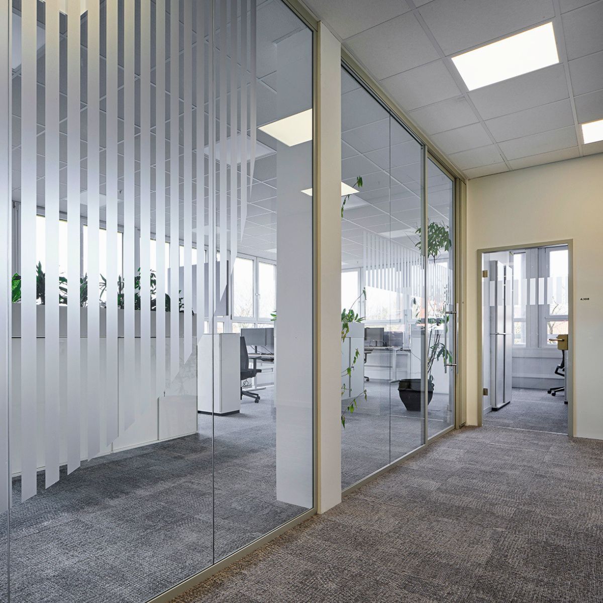 Flur mit Blick in einen Teilbereich der neuen Arbeitswelt der SOS Kinderdörfer in München, geplant und eingerichtet von designfunktion