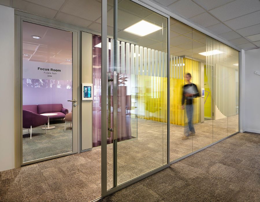 Weg durch verschiedene Bereiche der neuen Arbeitswelt der SOS Kinderdörfer in München, geplant und eingerichtet von designfunktion