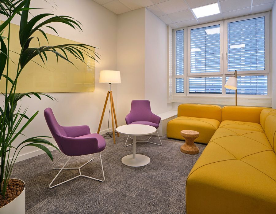 Kollaborationsbereich in der neuen Arbeitswelt der SOS Kinderdörfer in München, geplant und eingerichtet von designfunktion