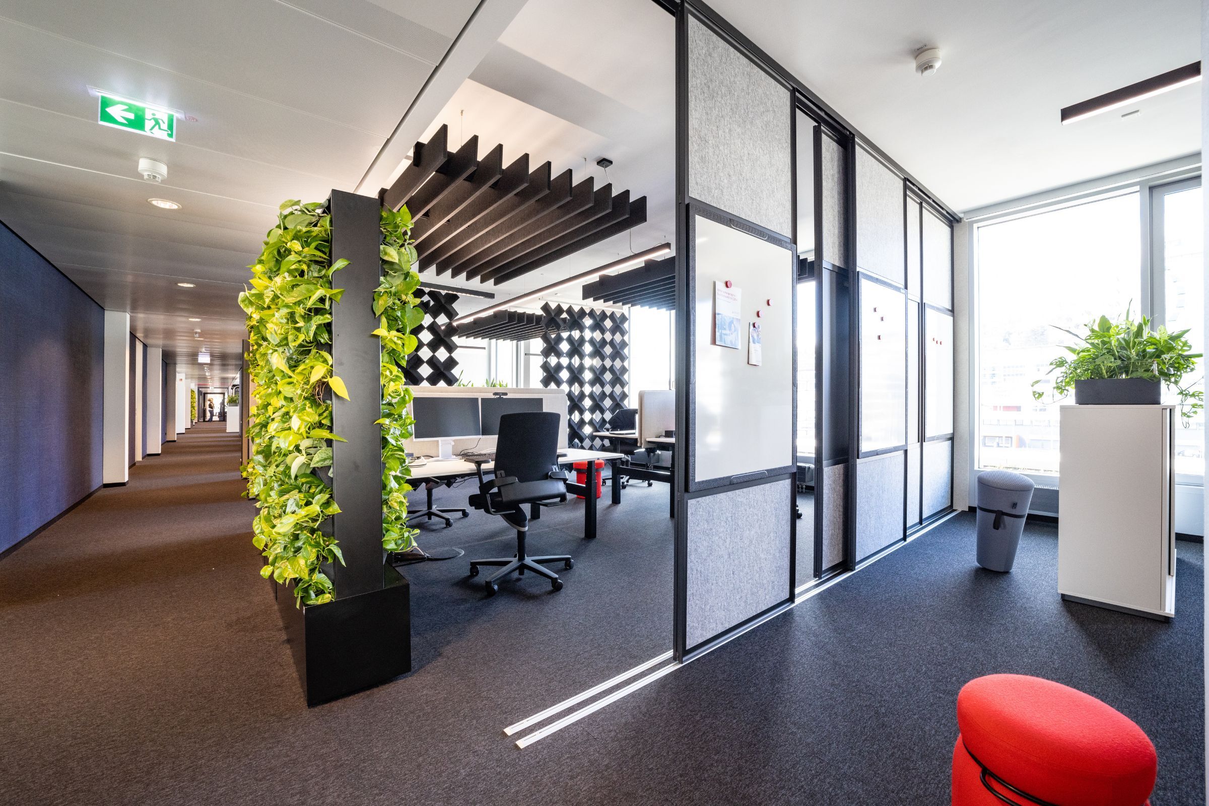 Offene Bürofläche im Büro der Sparkassenakademie Baden-Württemberg, eingerichtet von designfunktion