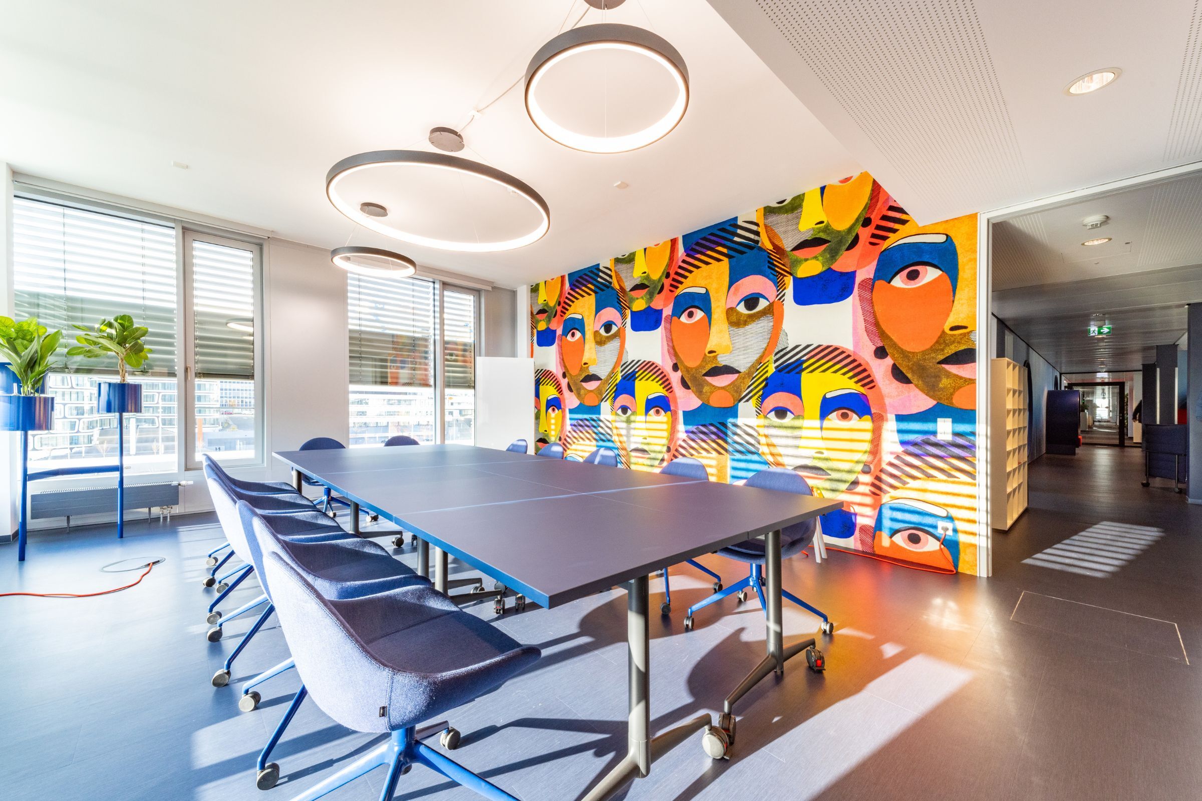 Meetingraum im Büro der Sparkassenakademie Baden-Württemberg, eingerichtet von designfunktion
