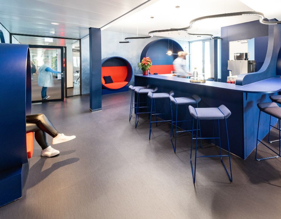 Kaffee-Theke und Gemeinschaftsbereich in der neuen Arbeitswelt der Sparkassenakademie Baden-Württemberg, geplant und eingerichtet von designfunktion