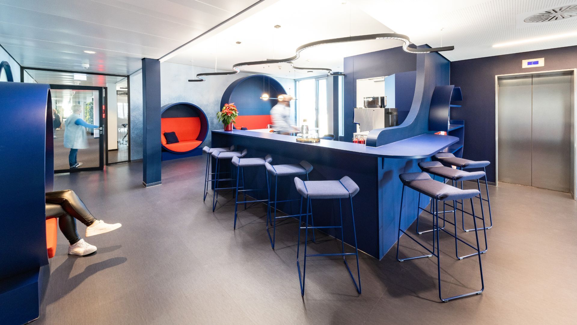 Kaffee-Theke und Gemeinschaftsbereich in der neuen Arbeitswelt der Sparkassenakademie Baden-Württemberg, geplant und eingerichtet von designfunktion