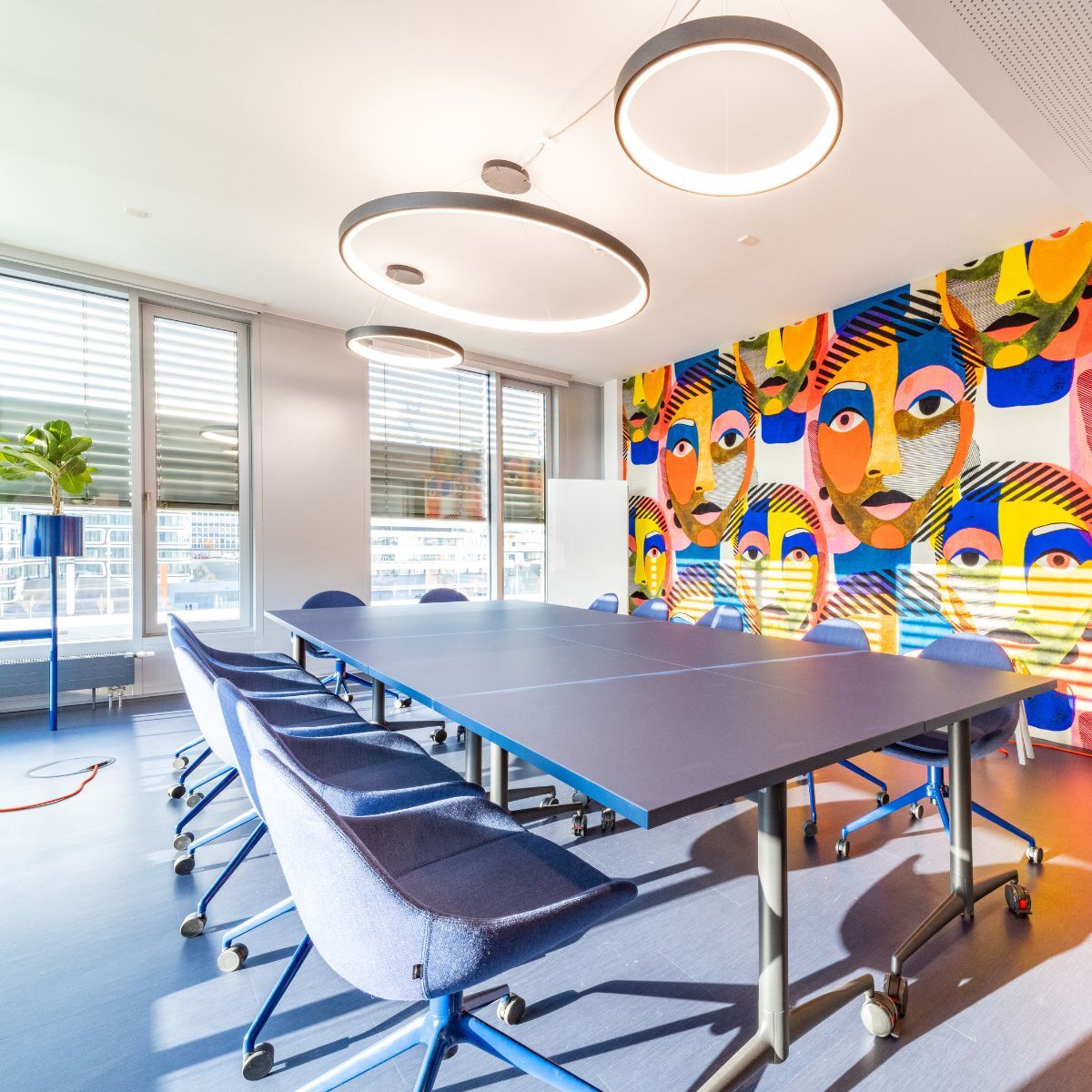 Meetingraum im Büro der Sparkassenakademie Baden-Württemberg, eingerichtet von designfunktion