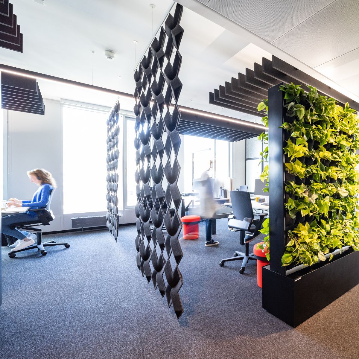 Arbeitsplatz im Büro der Sparkassenakademie Baden-Württemberg, eingerichtet von designfunktion
