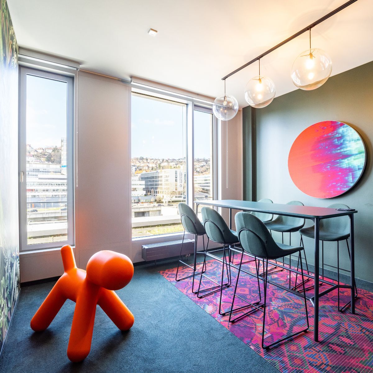 Gruppenarbeitsraum im Büro der Sparkassenakademie Baden-Württemberg, eingerichtet von designfunktion