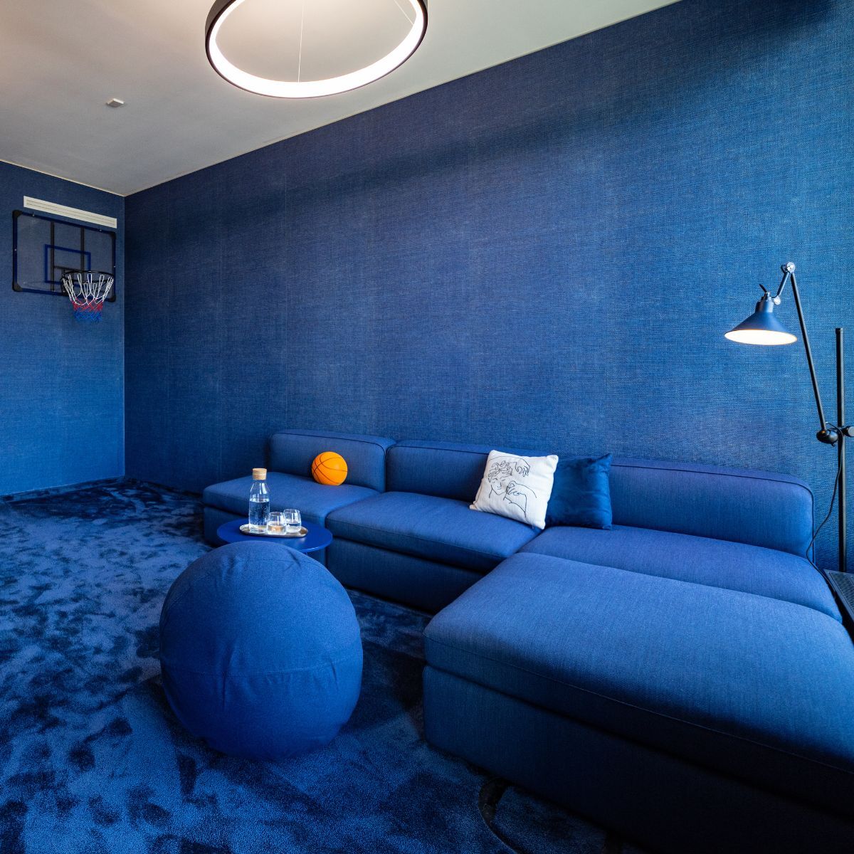 Lounge-Bereich im Büro der Sparkassenakademie Baden-Württemberg, eingerichtet von designfunktion