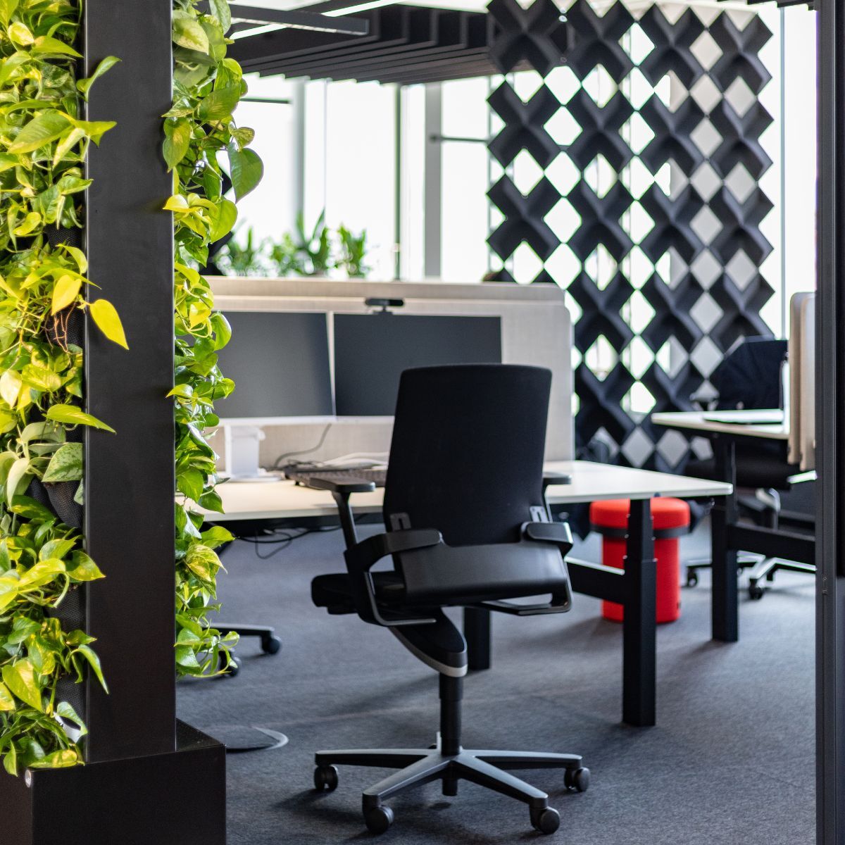 Arbeitsplatz im Büro der Sparkassenakademie Baden-Württemberg, eingerichtet von designfunktion