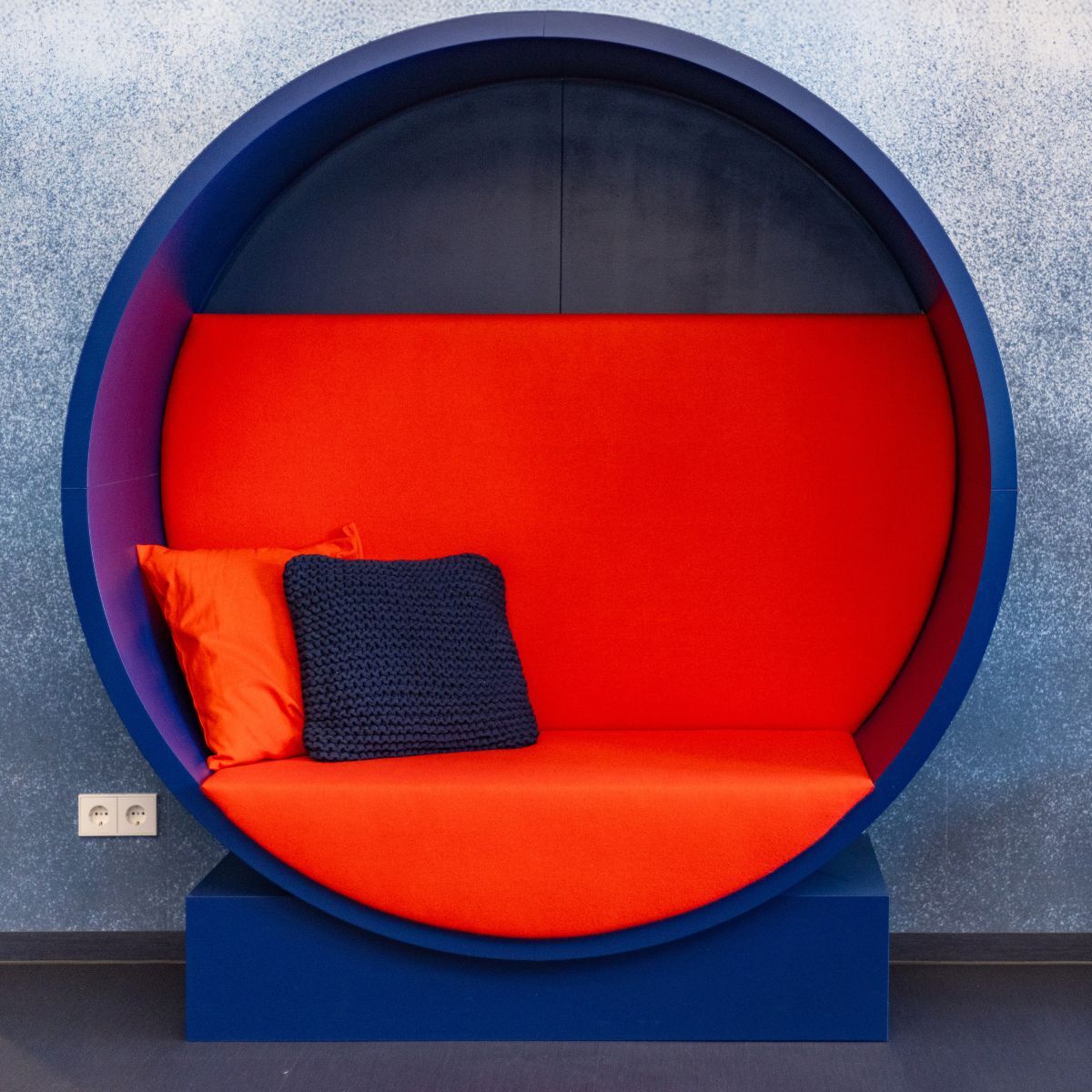 Sitzschale im Büro der Sparkassenakademie Baden-Württemberg, eingerichtet von designfunktion