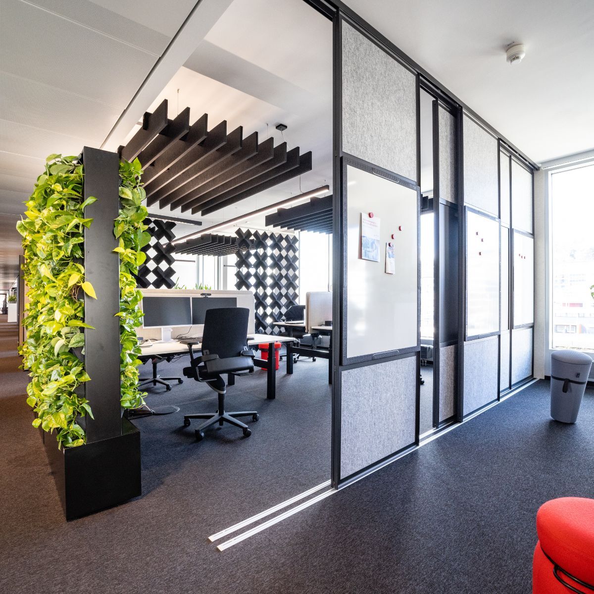 Arbeitsplatz Büro der Sparkassenakademie Baden-Württemberg, eingerichtet von designfunktion