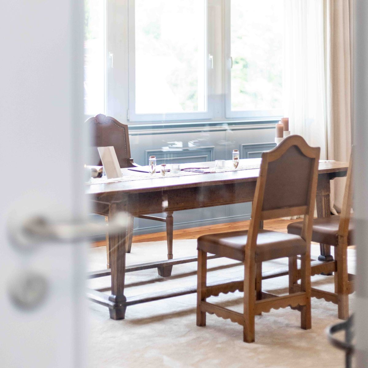 Blick durch geöffnete Tür des Trauzimmers der Stadt Aach, geplant und eingerichtet von designfunktion