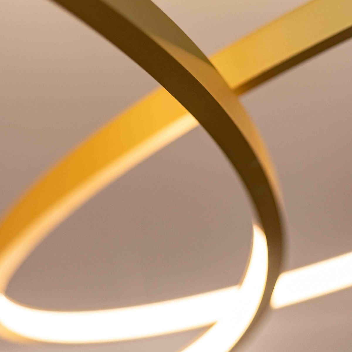 zentrales Beleuchtungselement in Form von zwei ineinander verschlungenen Ringen im Trauzimmer der Stadt Aach, geplant und eingerichtet von designfunktion