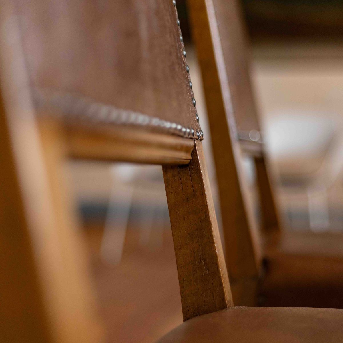 Nahaufnahme der historischen Holzstühle im Trauzimmer der Stadt Aach, geplant und eingerichtet von designfunktion