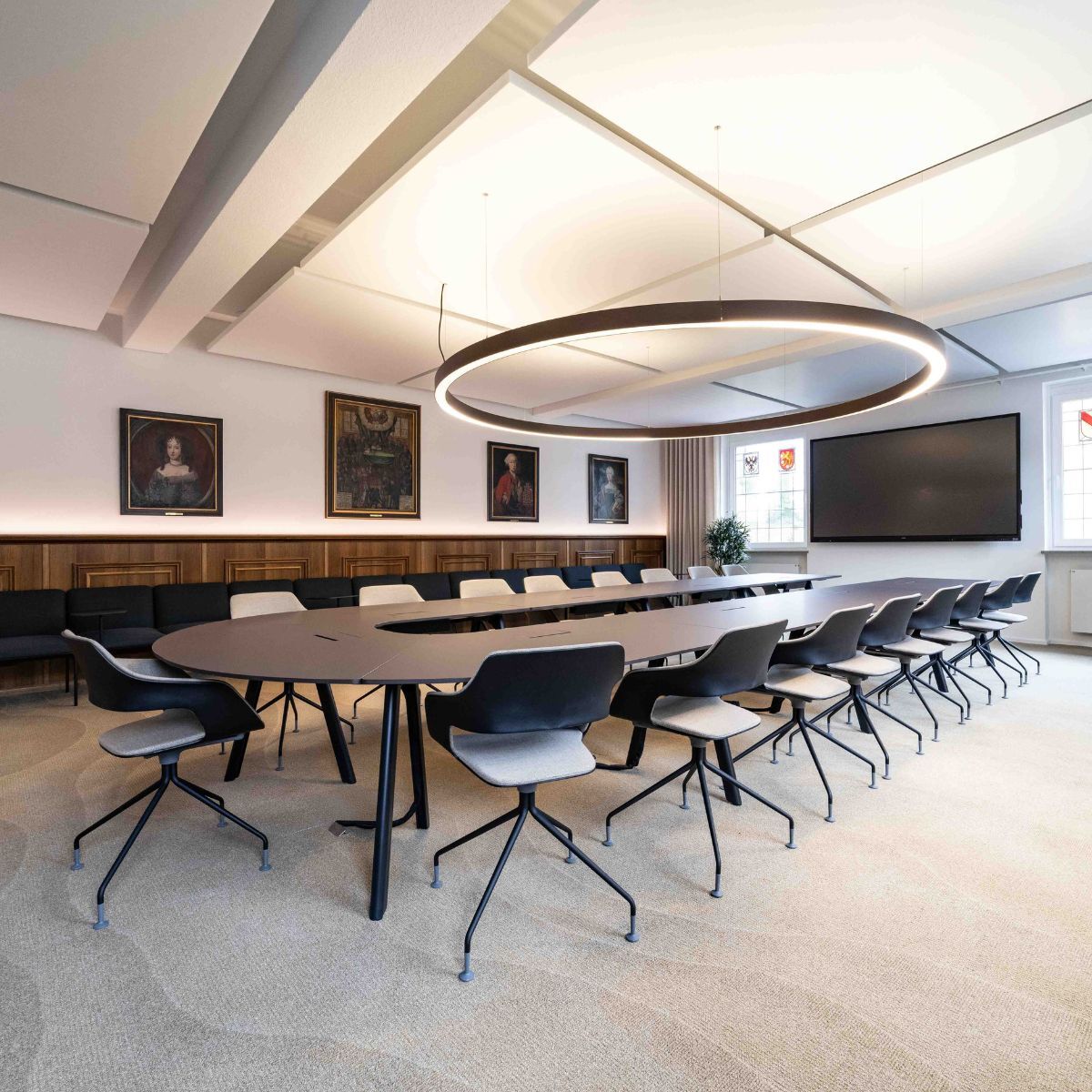 langer Konferenztisch mit Stühlen im Ratssaal der Stadt Aach, geplant und eingerichtet von designfunktion
