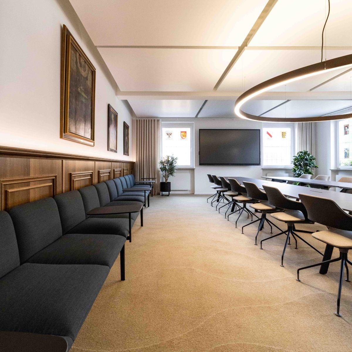 lange gepolsterte Sitzbank im Ratssaal der Stadt Aach, geplant und eingerichtet von designfunktion