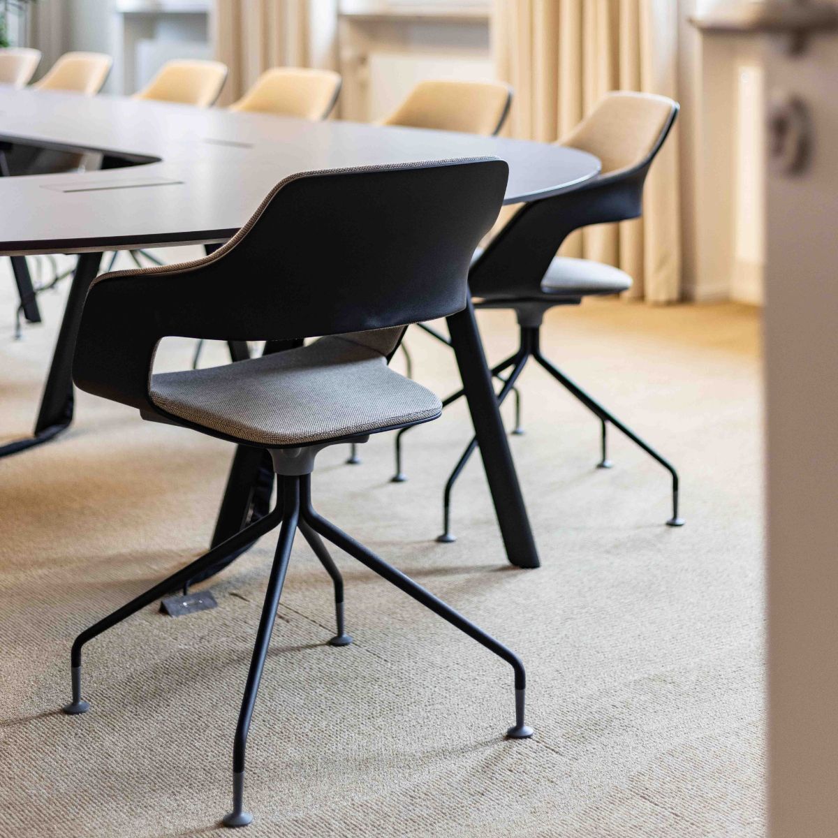 Konferenzstühle im Ratssaal der Stadt Aach, geplant und eingerichtet von designfunktion