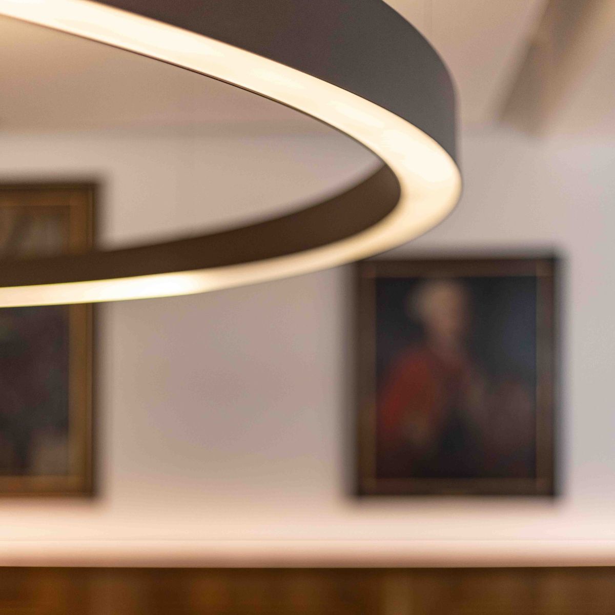 ringförmige Lampe im Ratssaal der Stadt Aach, geplant und eingerichtet von designfunktion