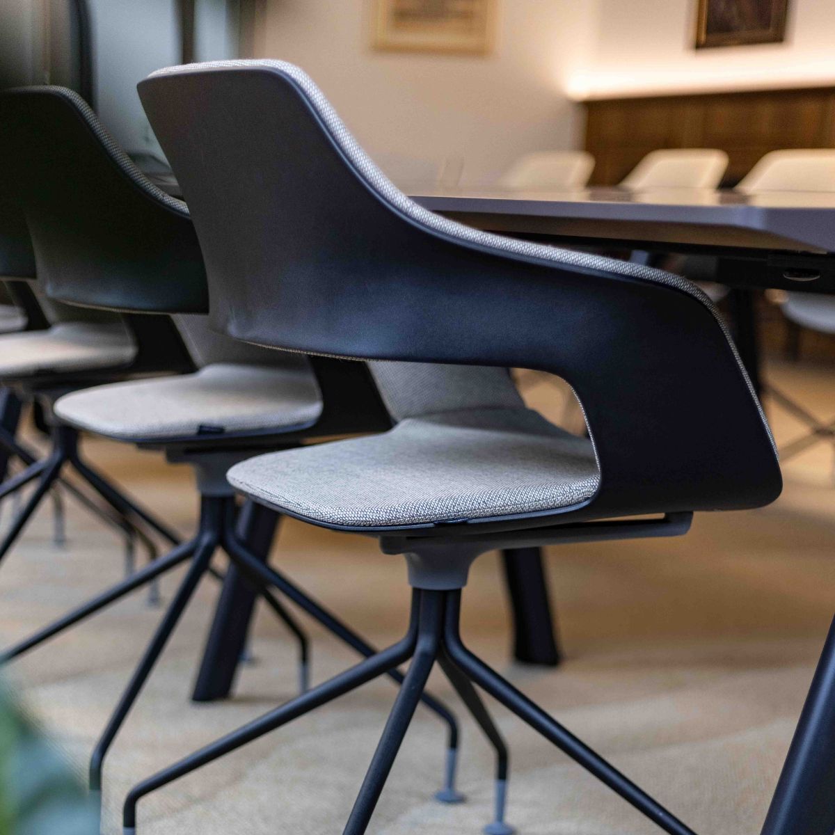 Nahaufnahme der Konferenzstühle im Ratssaal der Stadt Aach, geplant und eingerichtet von designfunktion