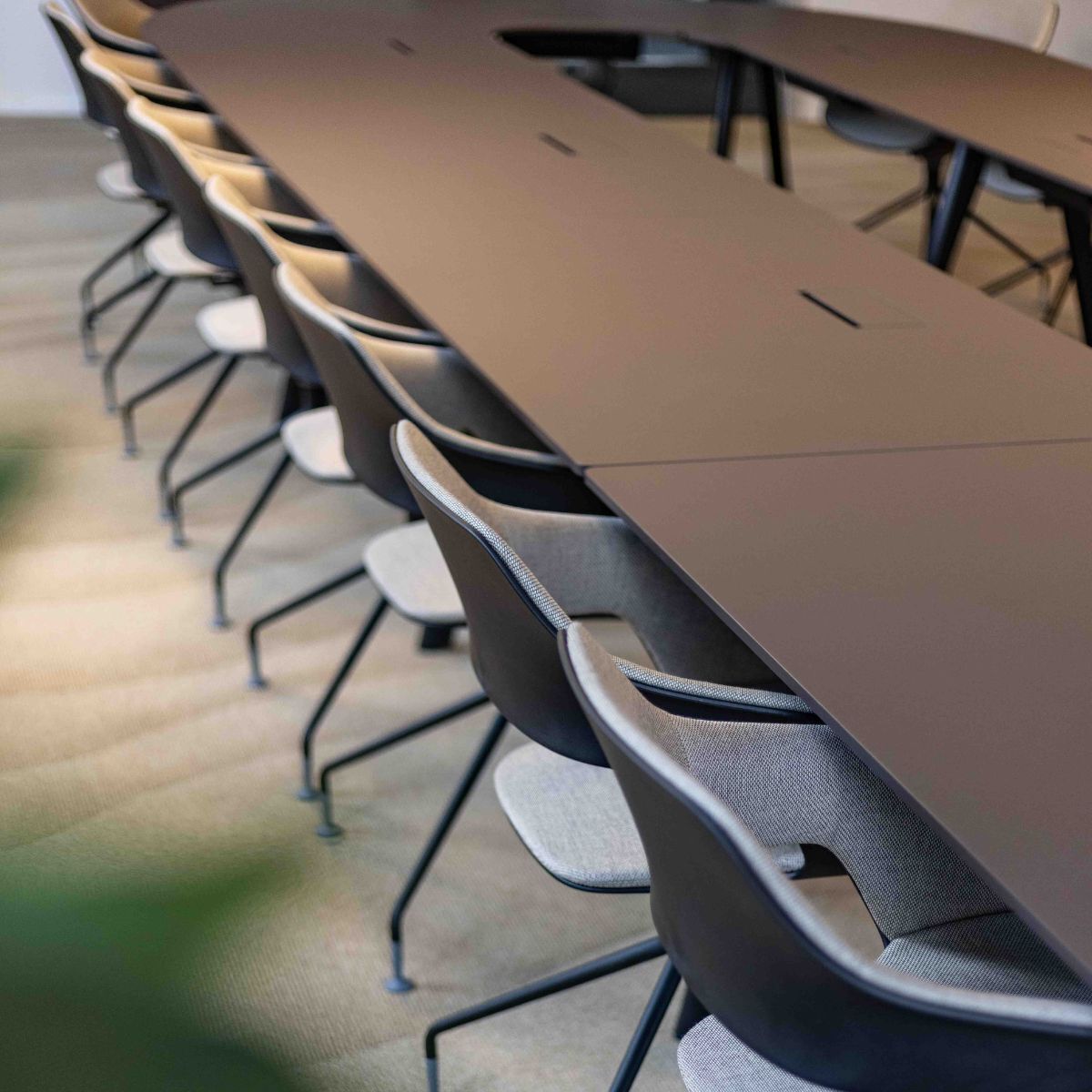 Nahaufnahme von Tisch und Stühlen im Ratssaal der Stadt Aach, geplant und eingerichtet von designfunktion