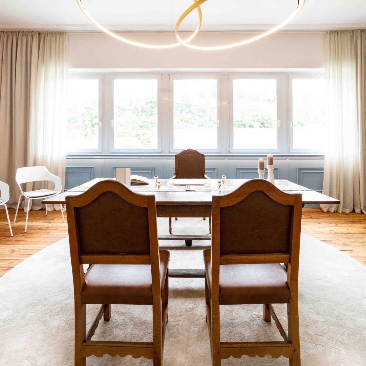 Stühle für das Brautpaar im Trauzimmer Blick der Stadt Aach, geplant und eingerichtet von designfunktion