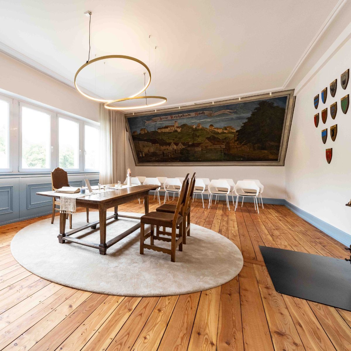 historischer Tisch im Trauzimmer der Stadt Aach, geplant und eingerichtet von designfunktion