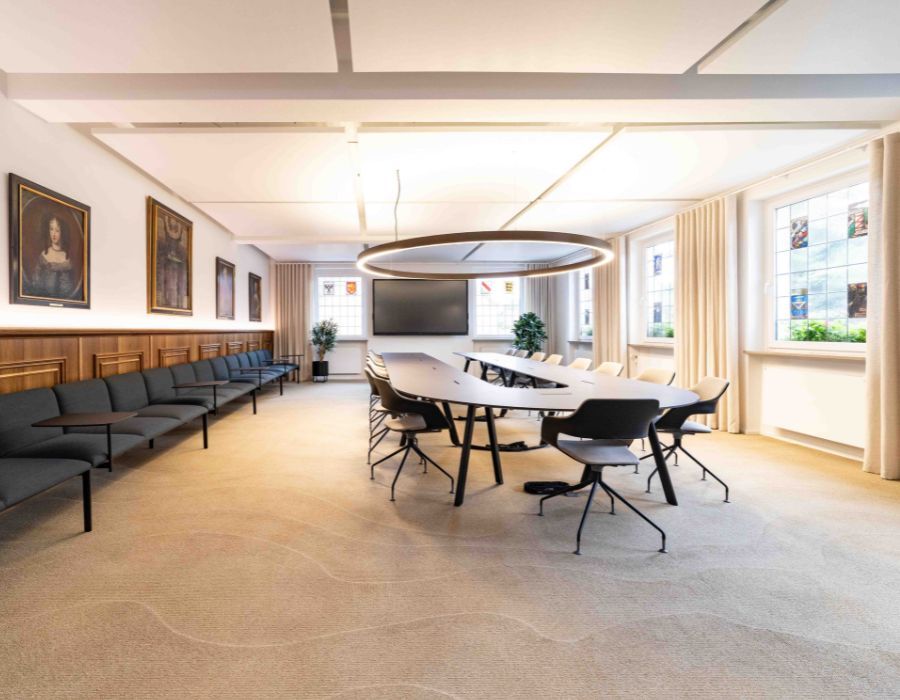 Blick in den Ratssaal der Stadt Aach, geplant und eingerichtet von designfunktion