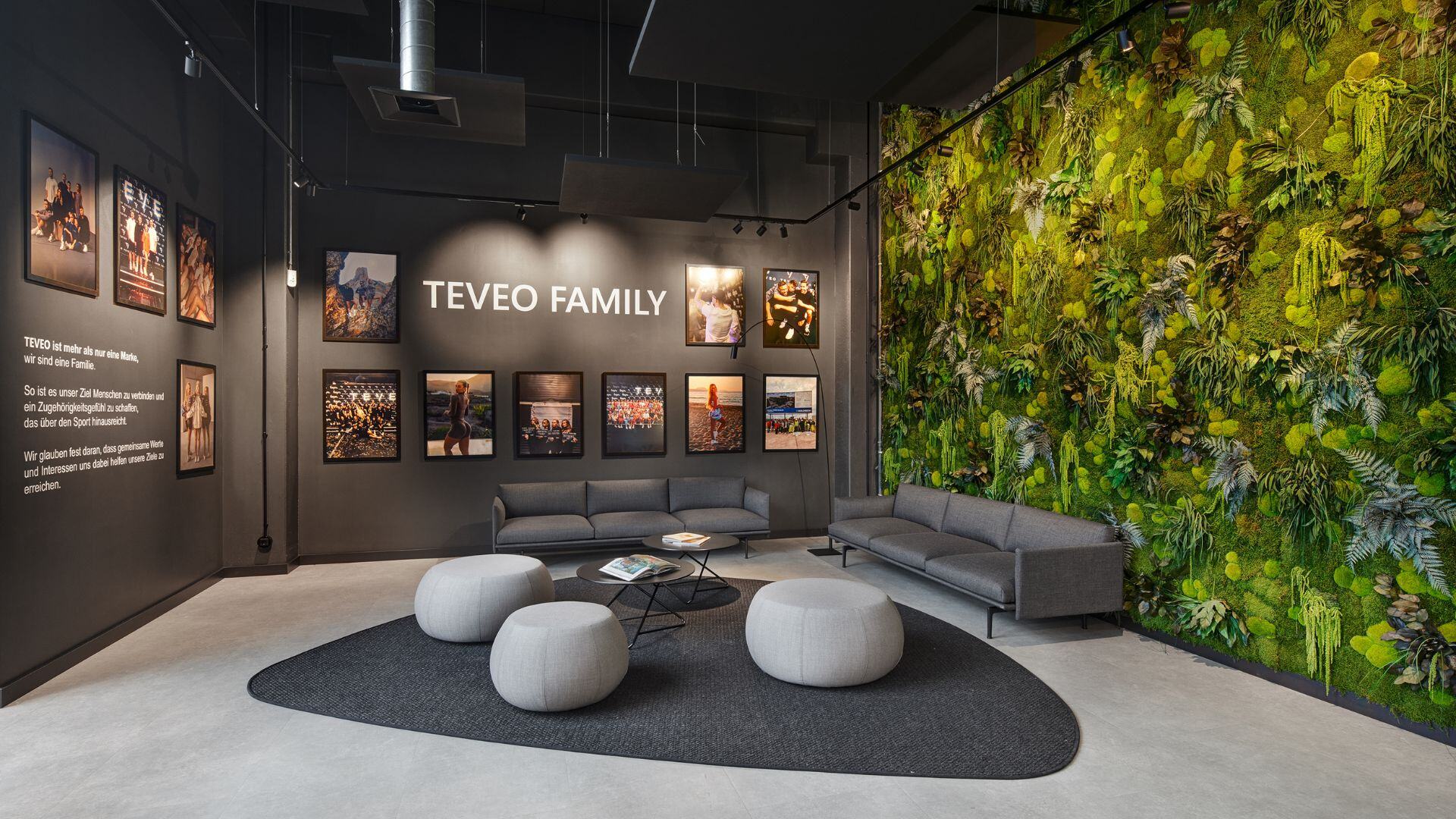 Empfangsbereich mit Sitzgelegenheiten und Teveo Family Wand bei Teveo, geplant und eingerichtet von designfunktion