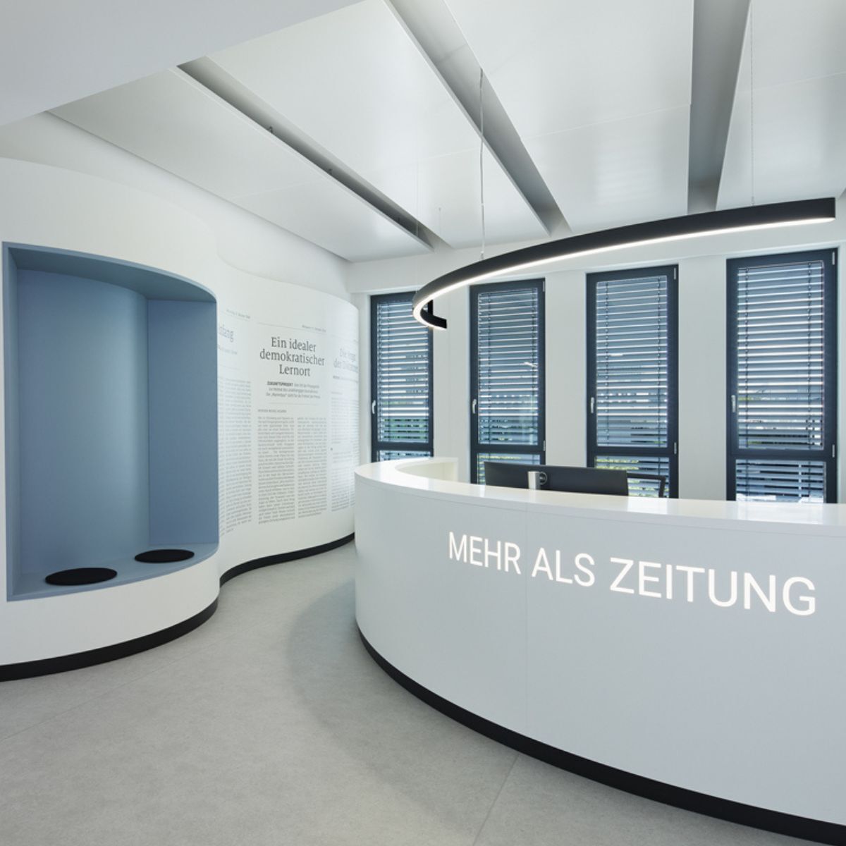 Empfangstresen beim Verlag Nürnberger Presse, geplant und eingerichtet von designfunktion