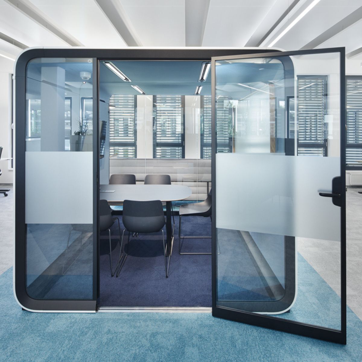 Raum-in-Raum-System als kleiner Besprechungsraum im Verlag Nürnberger Presse, geplant und eingerichtet von designfunktion