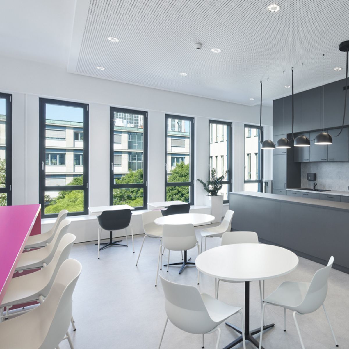 verschiedene Sitzgelegenheiten im Essensbereich im Cube vom Verlag Nürnberger Presse, geplant und eingerichtet von designfunktion