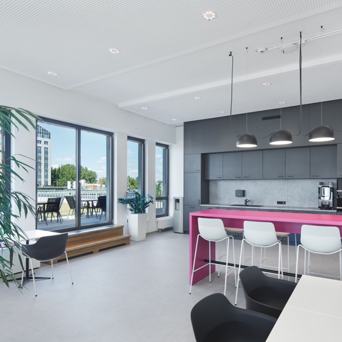 Gemeinschaftsbereich mit Küche im Cube vom Verlag Nürnberger Presse, geplant und eingerichtet von designfunktion