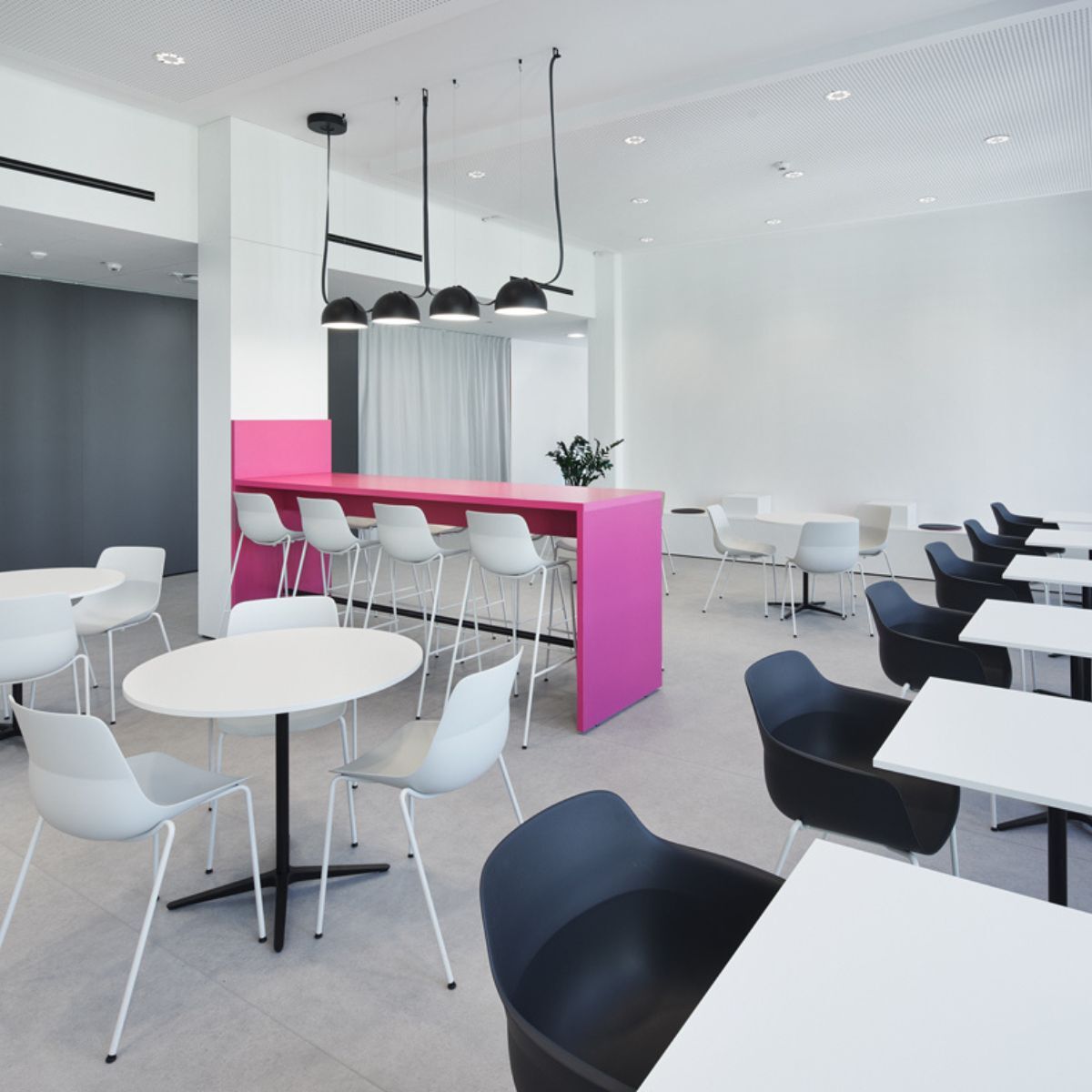 Gemeinschaftsbereich mit vielen Sitzgelegenheiten beim Verlag Nürnberger Presse, geplant und eingerichtet von designfunktion