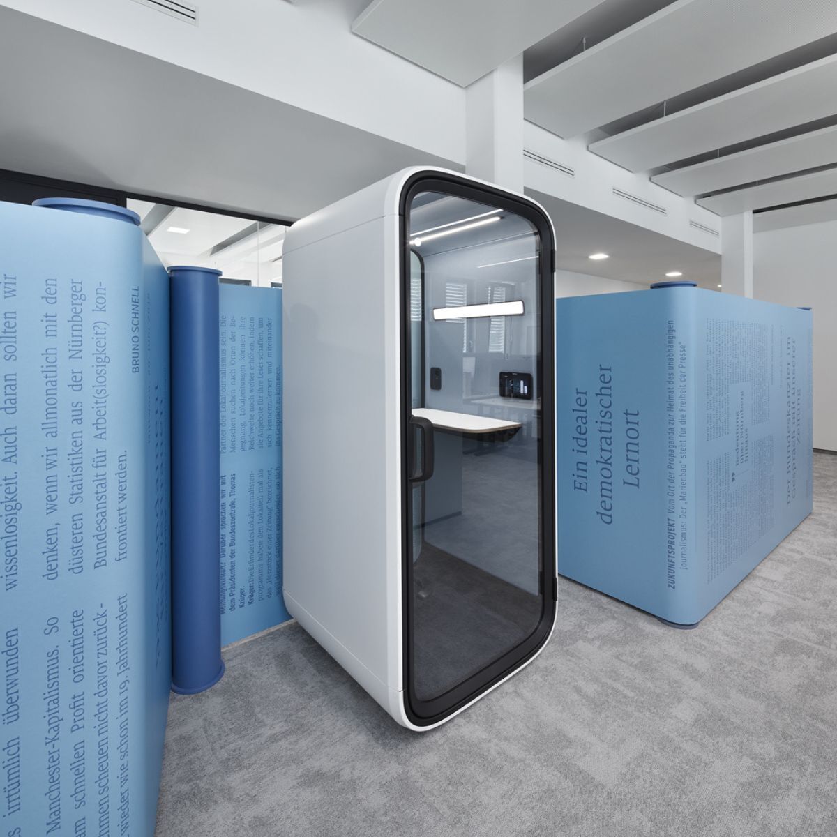 Telefonkabine im Cube vom Verlag Nürnberger Presse, geplant und eingerichtet von designfunktion