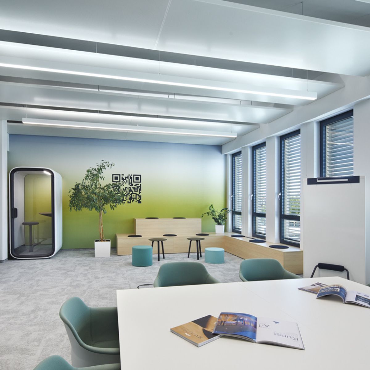 Coworking-Bereich beim Verlag Nürnberger Presse, geplant und eingerichtet von designfunktion