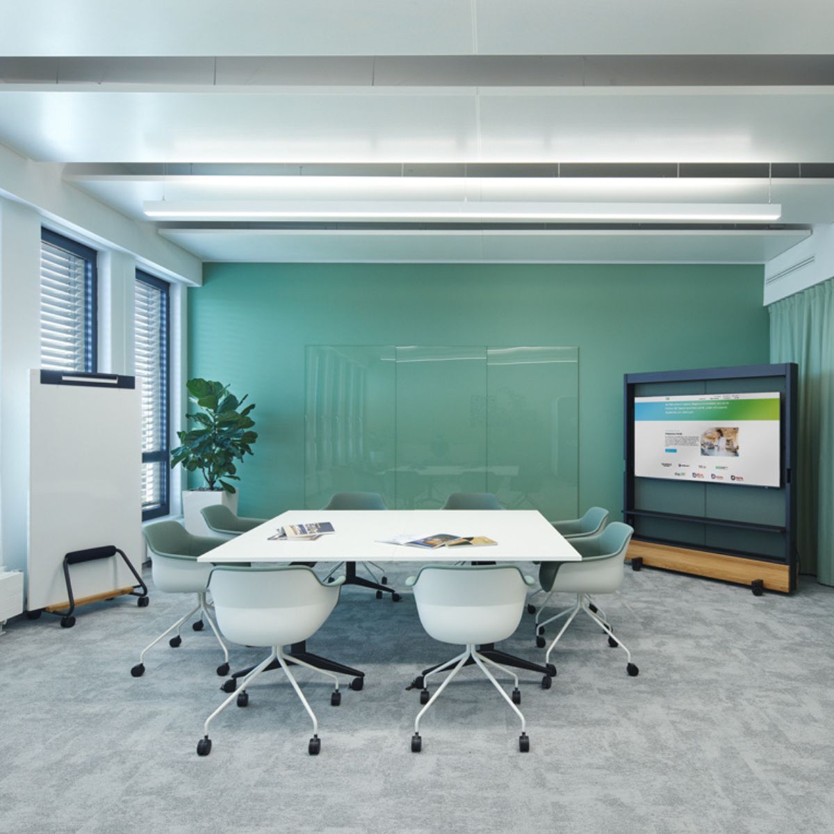 Meetingraum mit Whiteboard und variabel platzierbarem Bildschirm bei Verlag Nürnberger Presse, geplant und eingerichtet von designfunktion