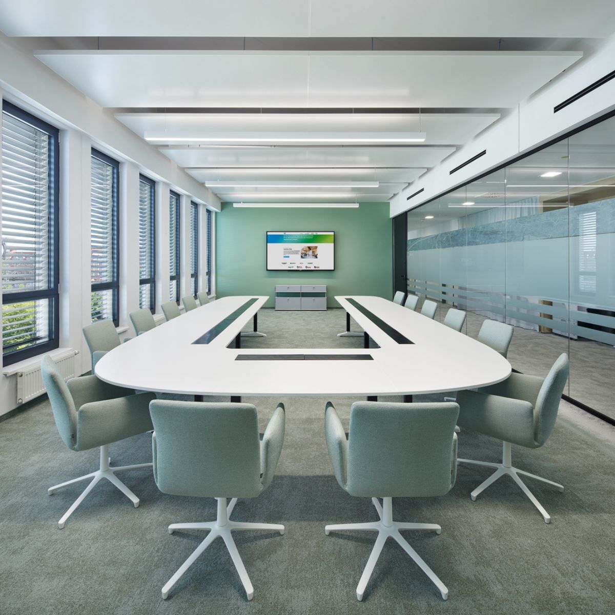 Besprechungsraum mit großem Tisch in U-Form beim Verlag Nürnberger Presse, geplant und eingerichtet von designfunktion