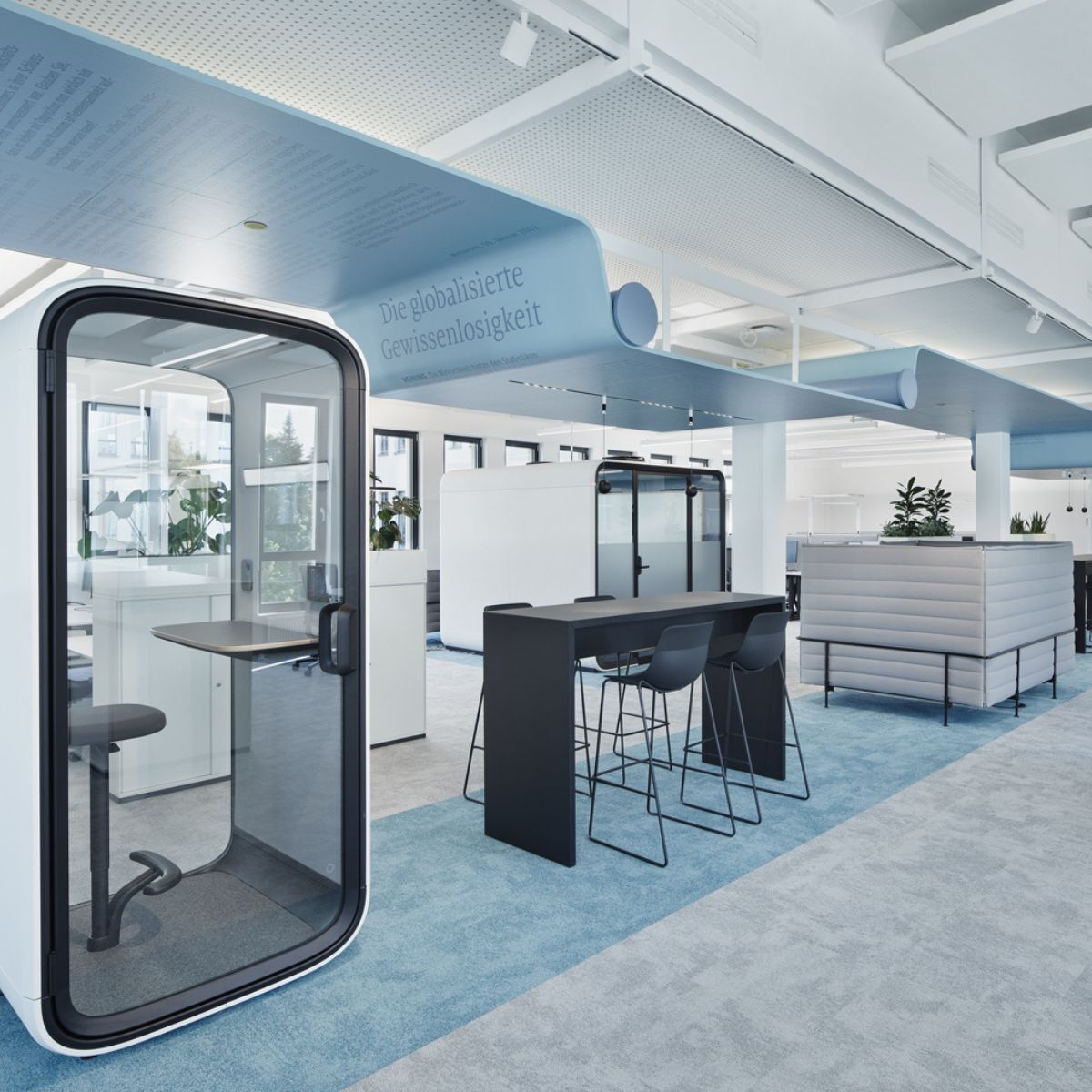 Telefonkabine, Hochtisch mit Stühlen und Alkoven im Cube vom Verlag Nürnberger Presse, geplant und eingerichtet von designfunktion