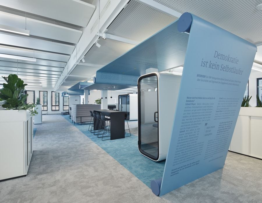 offener Bereich mit unterschiedlichen Arbeitsplatzsituationen im Cube vom Verlag Nürnberger Presse, geplant und eingerichtet von designfunktion