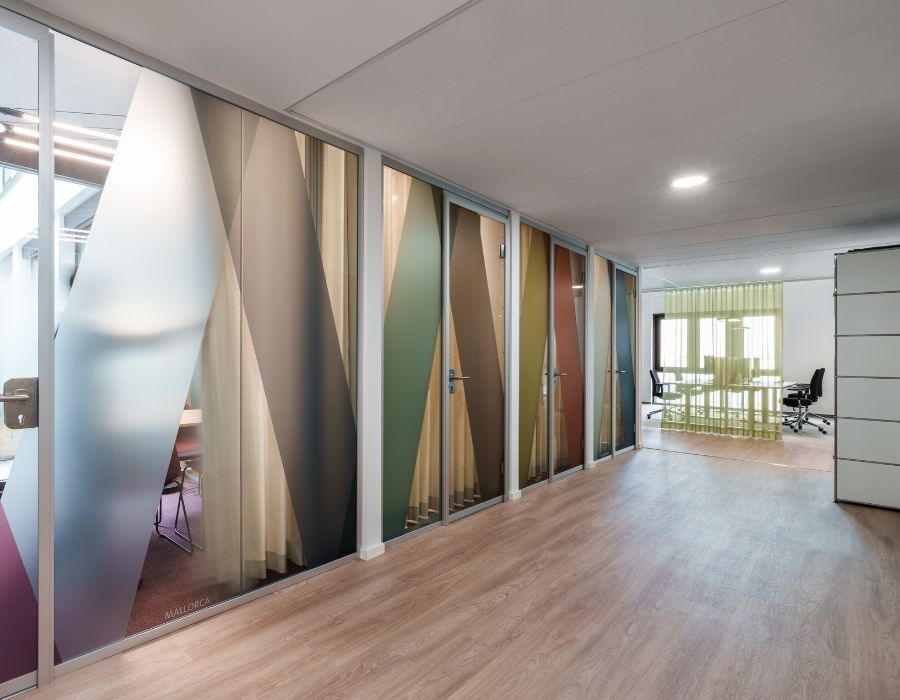 Flur mit Eingangstüren zu den Rückzugsräumen in der neuen Arbeitswelt von Virtimo, geplant und eingerichtet von designfunktion