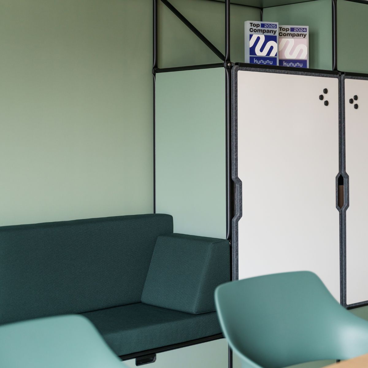 Sitznische in Regalwand in der neuen Arbeitswelt von Virtimo, geplant und eingerichtet von designfunktion