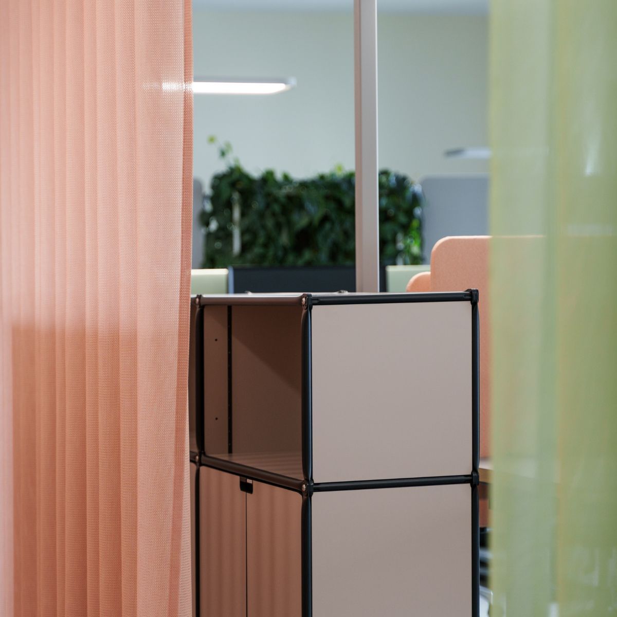 bunte Vorhänge und Regale als Trennelemente in der neuen Arbeitswelt von Virtimo, geplant und eingerichtet von designfunktion