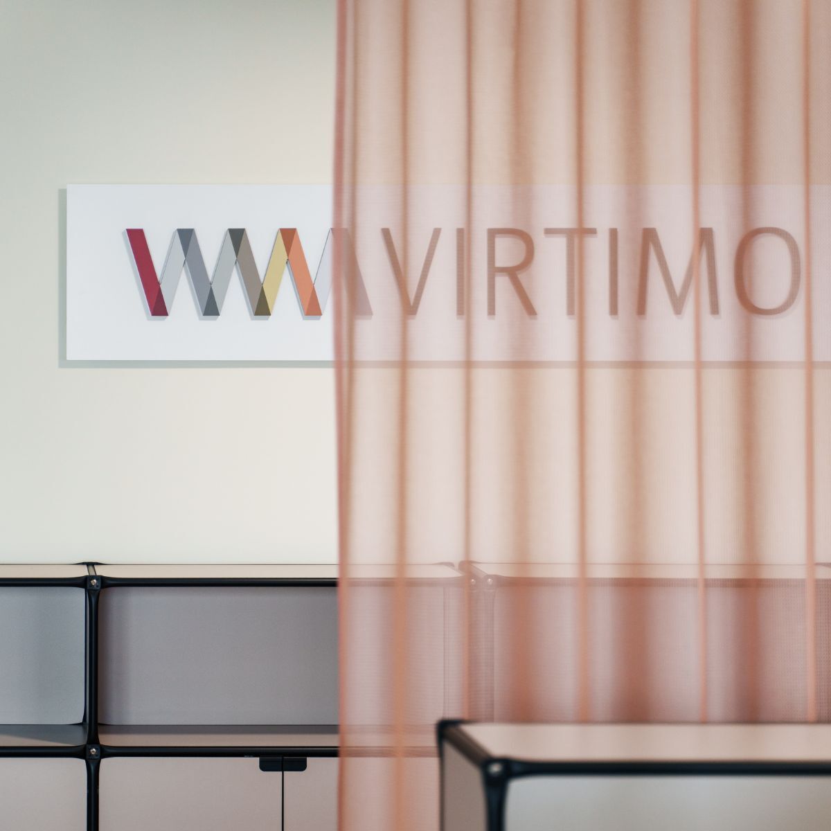 Eingangsbereich mit Logo in der neuen Arbeitswelt von Virtimo, geplant und eingerichtet von designfunktion