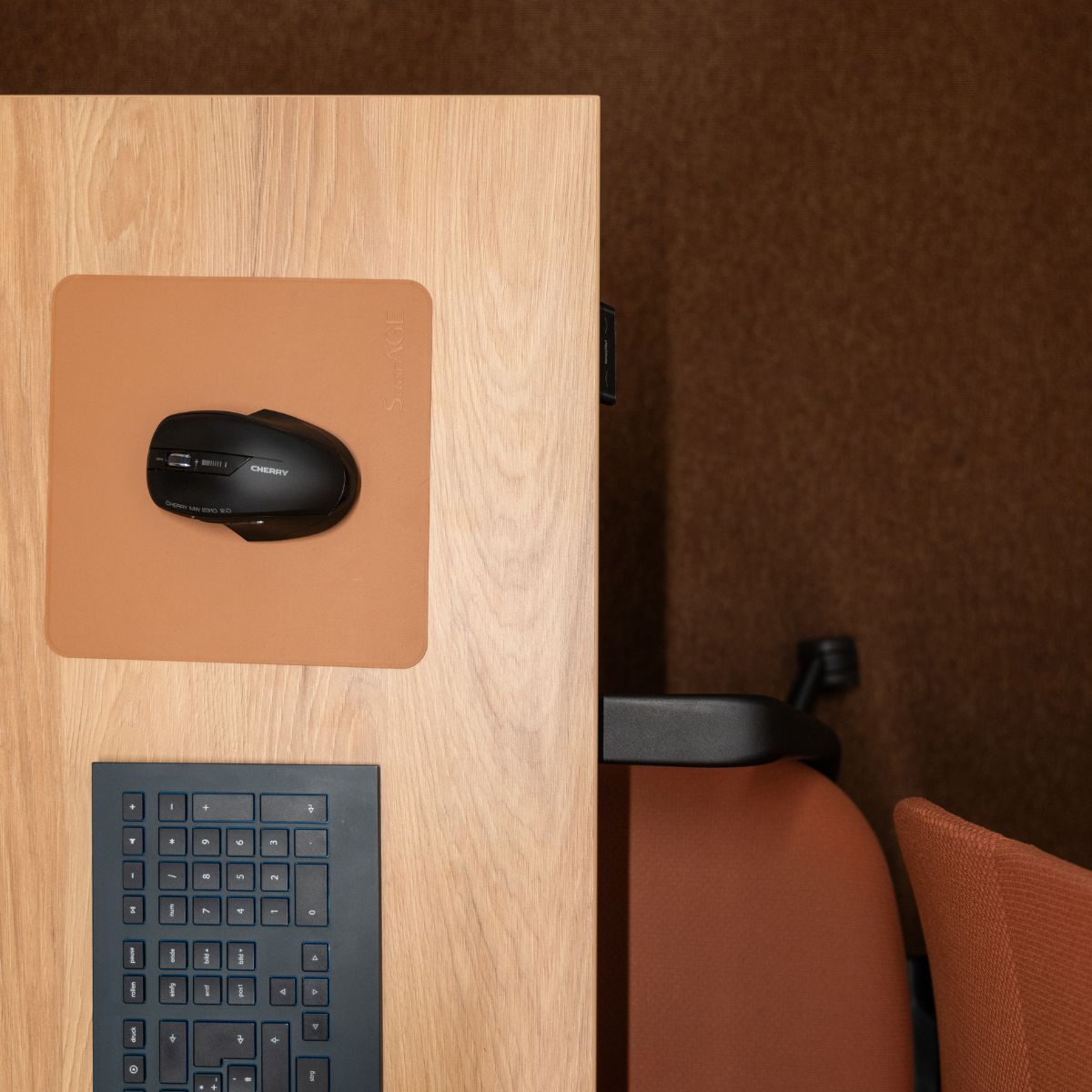 Einzelarbeitsplatz von oben in der neuen Arbeitswelt von Virtimo, geplant und eingerichtet von designfunktion