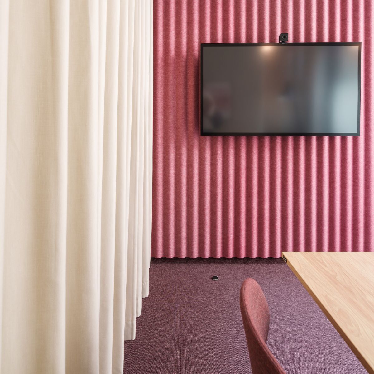 Vorhang, Akustikelement und Bildschirm in der neuen Arbeitswelt von Virtimo, geplant und eingerichtet von designfunktion