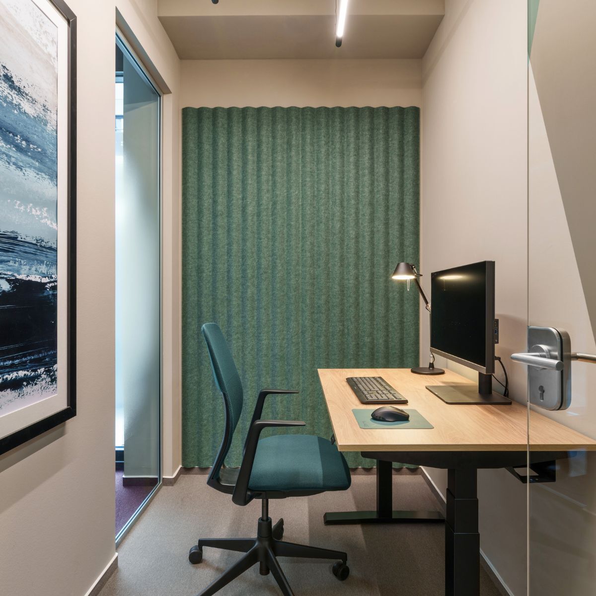 Einzelarbeitsplatz für Fokusarbeit in der neuen Arbeitswelt von Virtimo, geplant und eingerichtet von designfunktion