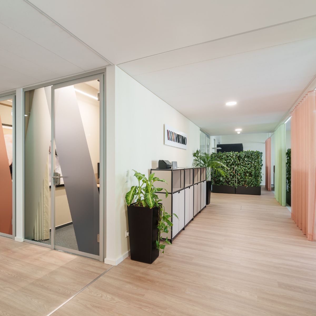 Blick in die neue Arbeitswelt von Virtimo, geplant und eingerichtet von designfunktion