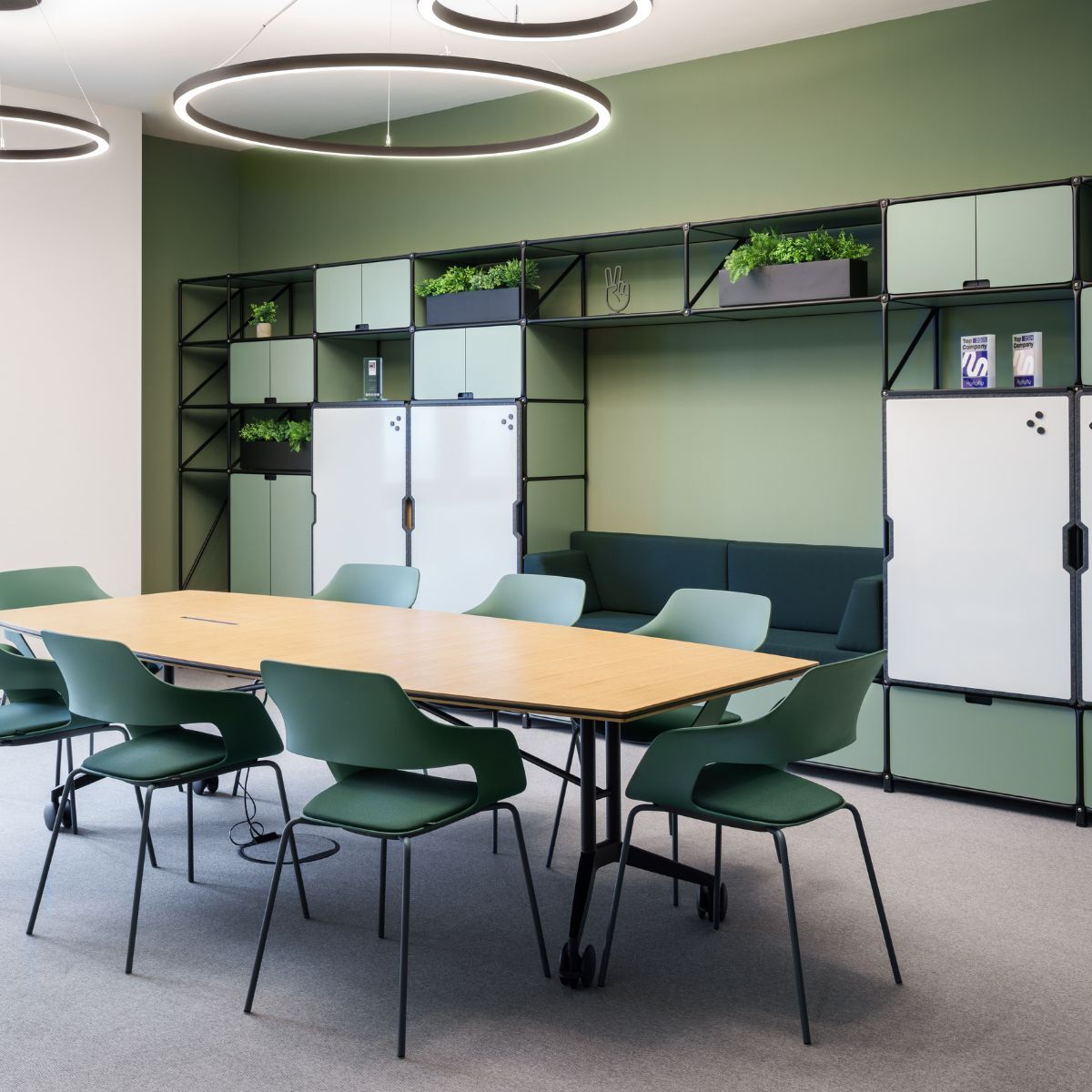 Besprechungstisch und Stauraumlösungen in der neuen Arbeitswelt von Virtimo, geplant und eingerichtet von designfunktion