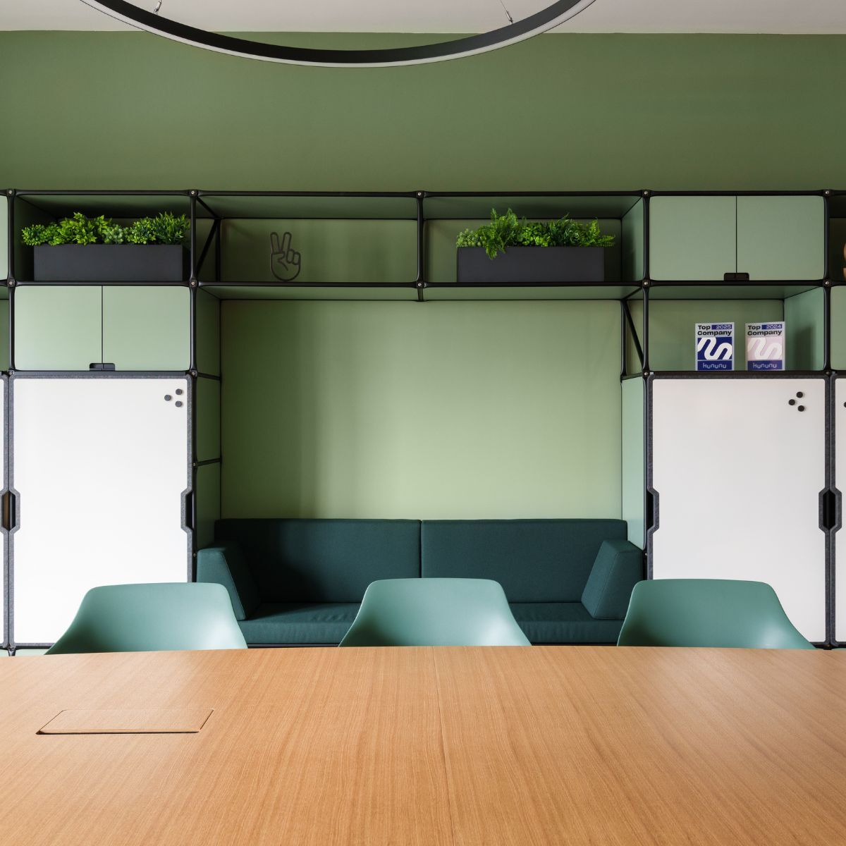 Besprechungstisch und Stühle vor großem Regal mit viel Stauraum in der neuen Arbeitswelt von Virtimo, geplant und eingerichtet von designfunktion