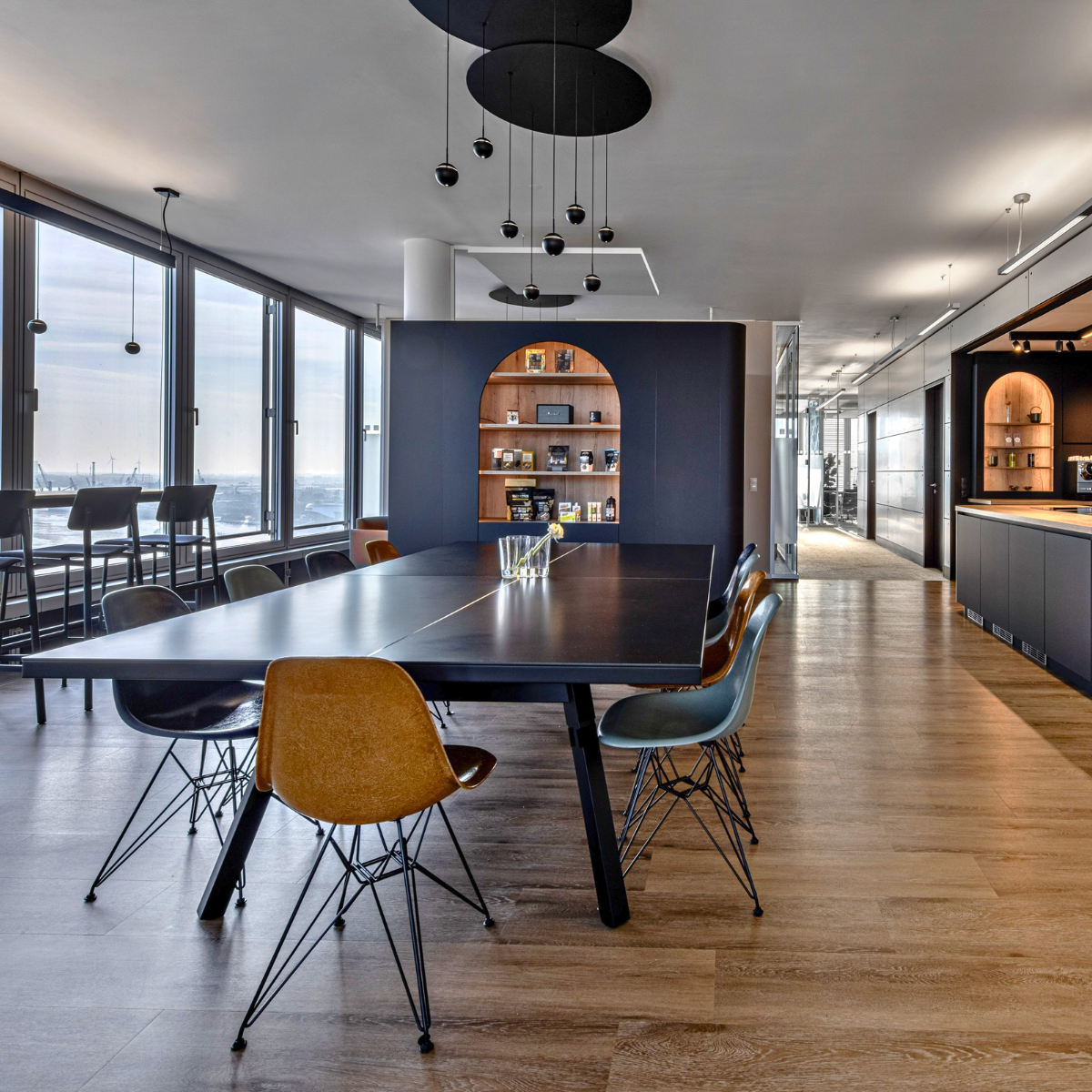 Blick in die grosse Mitarbeiterlounge in einem Buero