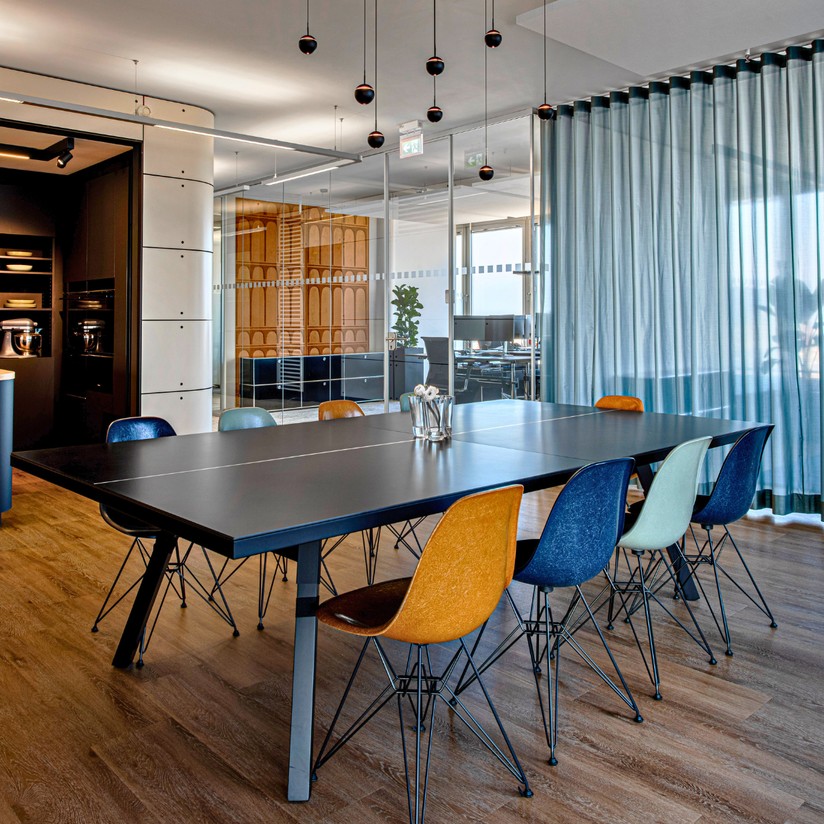 Mitarbeiterlounge im Buero eines Lebensmittelproduzenten